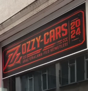 Ozzy Cars dış tabelası: Araç kiralama, filo hizmetleri, 2024